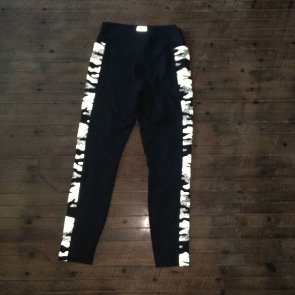 Victoria’s Secret Active reflective camo leggings - Picture 3 of 3